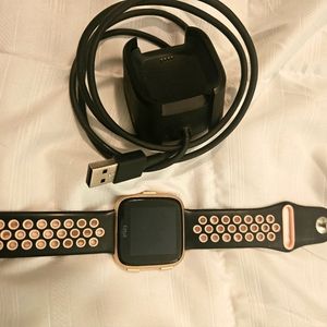 Fitbit Versa w/sports band and charger
